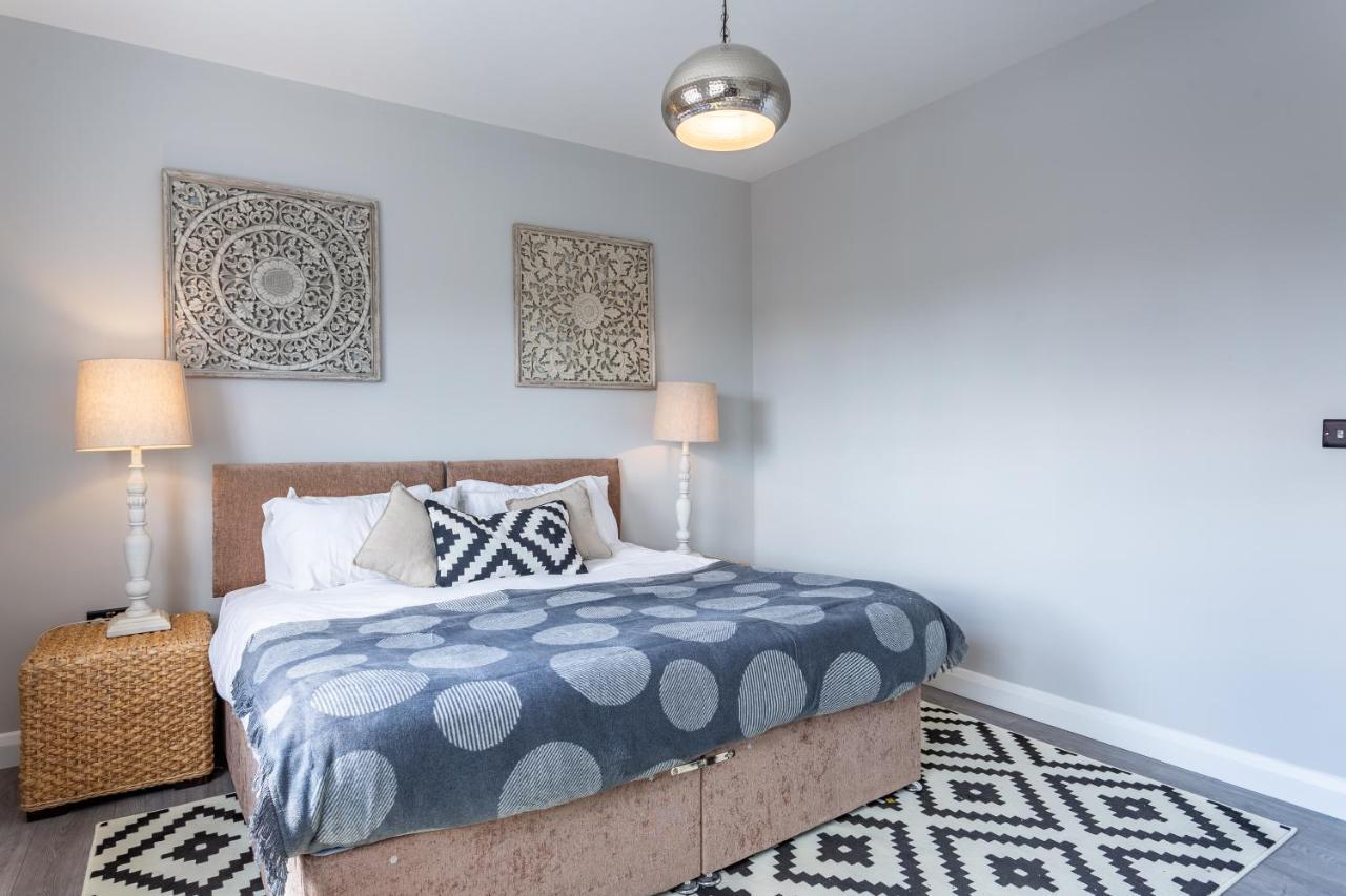 2 Bedroom Apartments With Sofa Bed In Southend Esterno foto