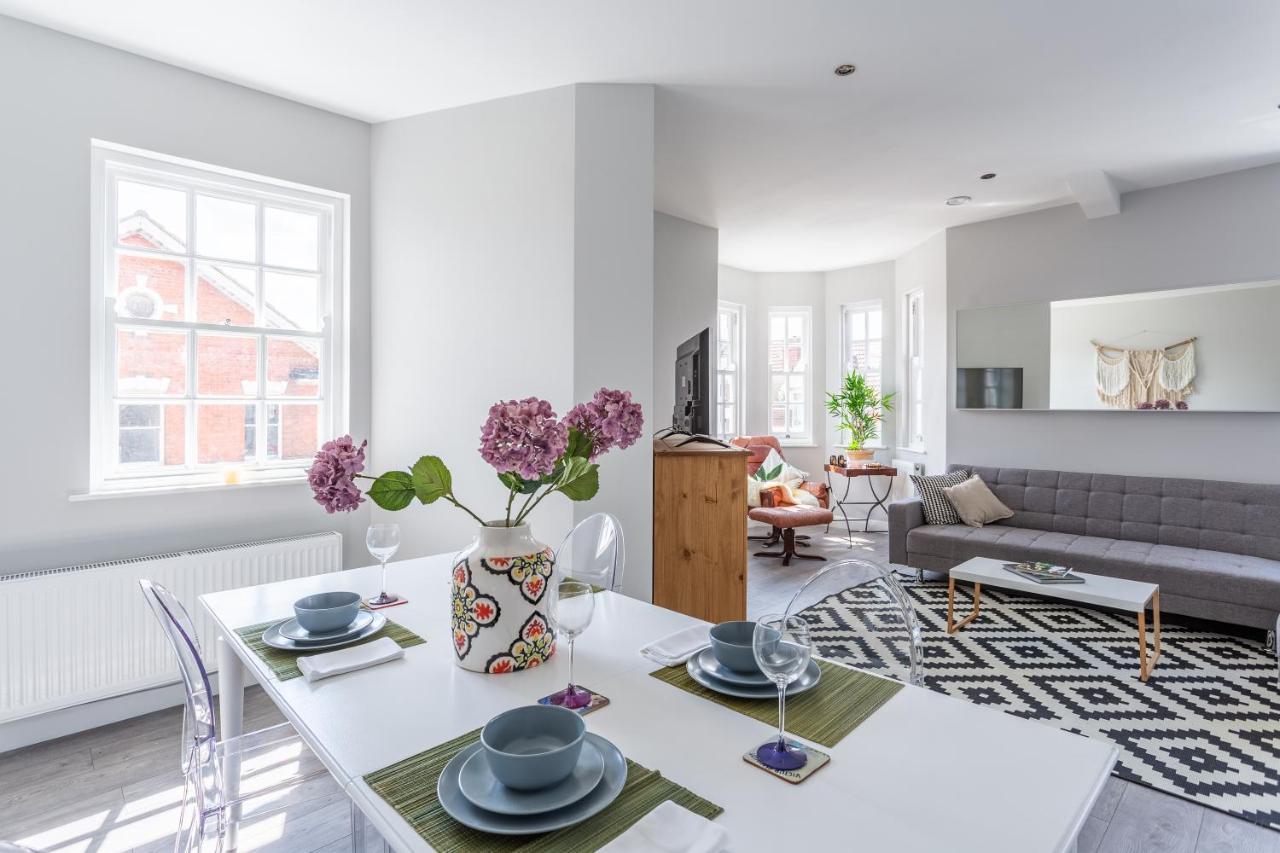 2 Bedroom Apartments With Sofa Bed In Southend Esterno foto