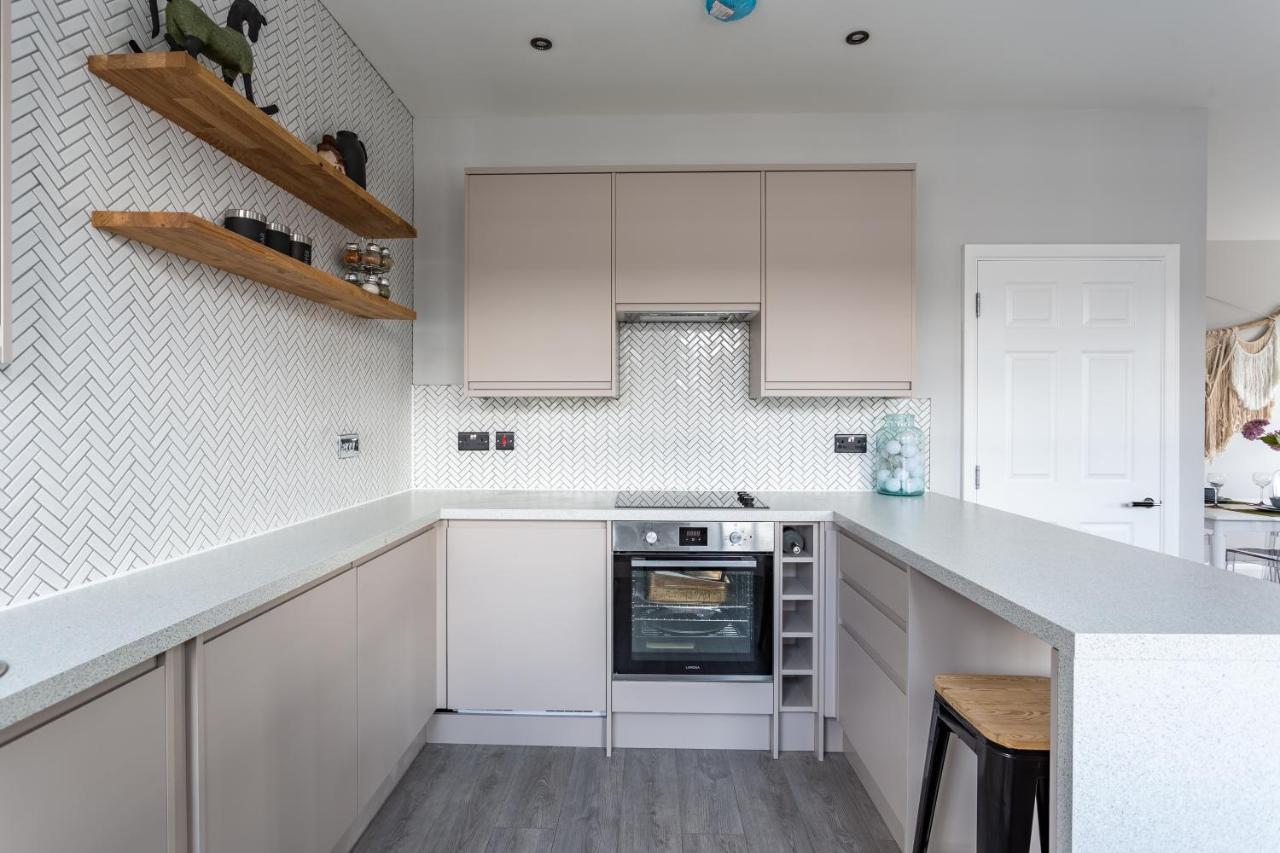 2 Bedroom Apartments With Sofa Bed In Southend Esterno foto