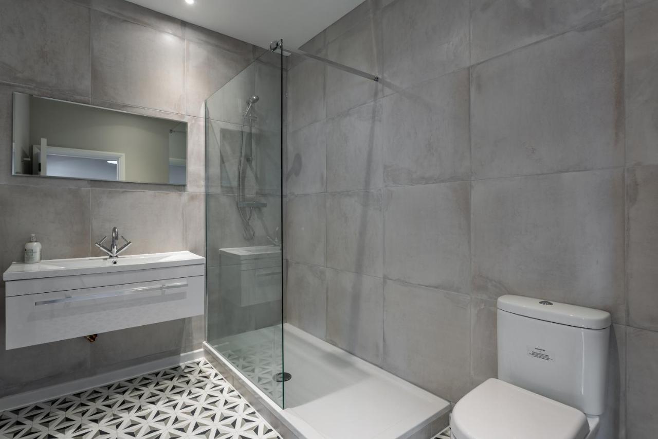 2 Bedroom Apartments With Sofa Bed In Southend Esterno foto