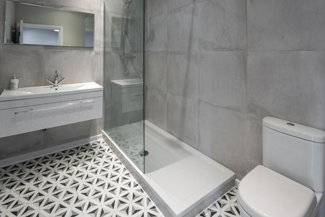 2 Bedroom Apartments With Sofa Bed In Southend Esterno foto