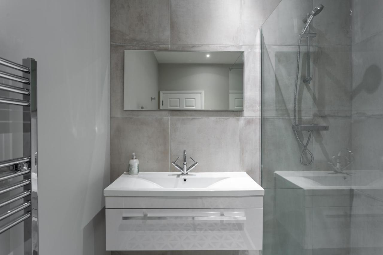 2 Bedroom Apartments With Sofa Bed In Southend Esterno foto
